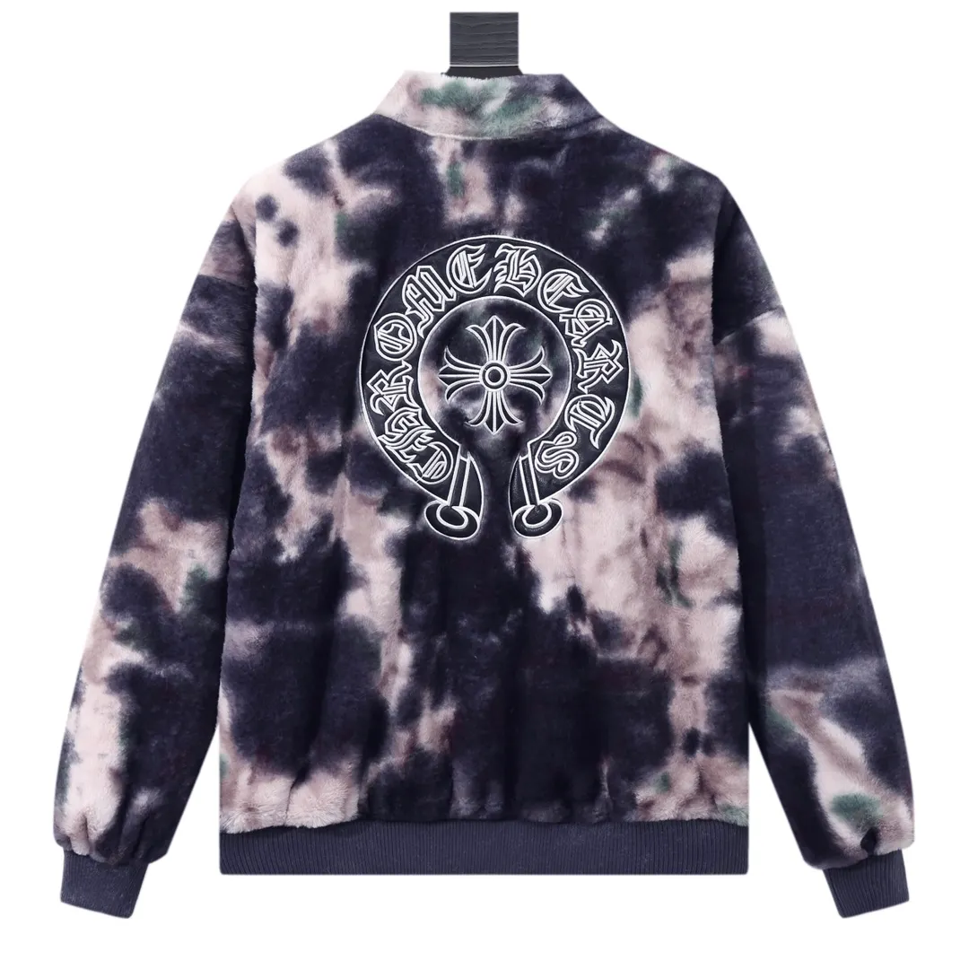 P370 Model No. Y616 Chromehearts/Chrome Hearts Embroidered Letters Rabbit and Mink Stitched Baseball Jacket Channel Boutique The most popular baseball jacket among fashionable men and fashionable women. There are versions at all levels in the market (you must compare the details). The most powerful quality control has been producing and researching baseball uniforms for 7 years. The details are exquisite. With it, you are the most beautiful boy in the world. The paint-coated full-face four-button buckle (button with LOGO), the average weight of the fabric is nearly 900 grams, and it is made of wool + eyeliner blended, custom-woven and dyed wool with high color fastness. The lining is made of silky and delicate cupro fiber! The texture is thick, the color is more uniform and beautiful, and the sharp edges and corners are full of three-dimensionality, showing laziness, casualness, and youthful vitality! size：M-XXL